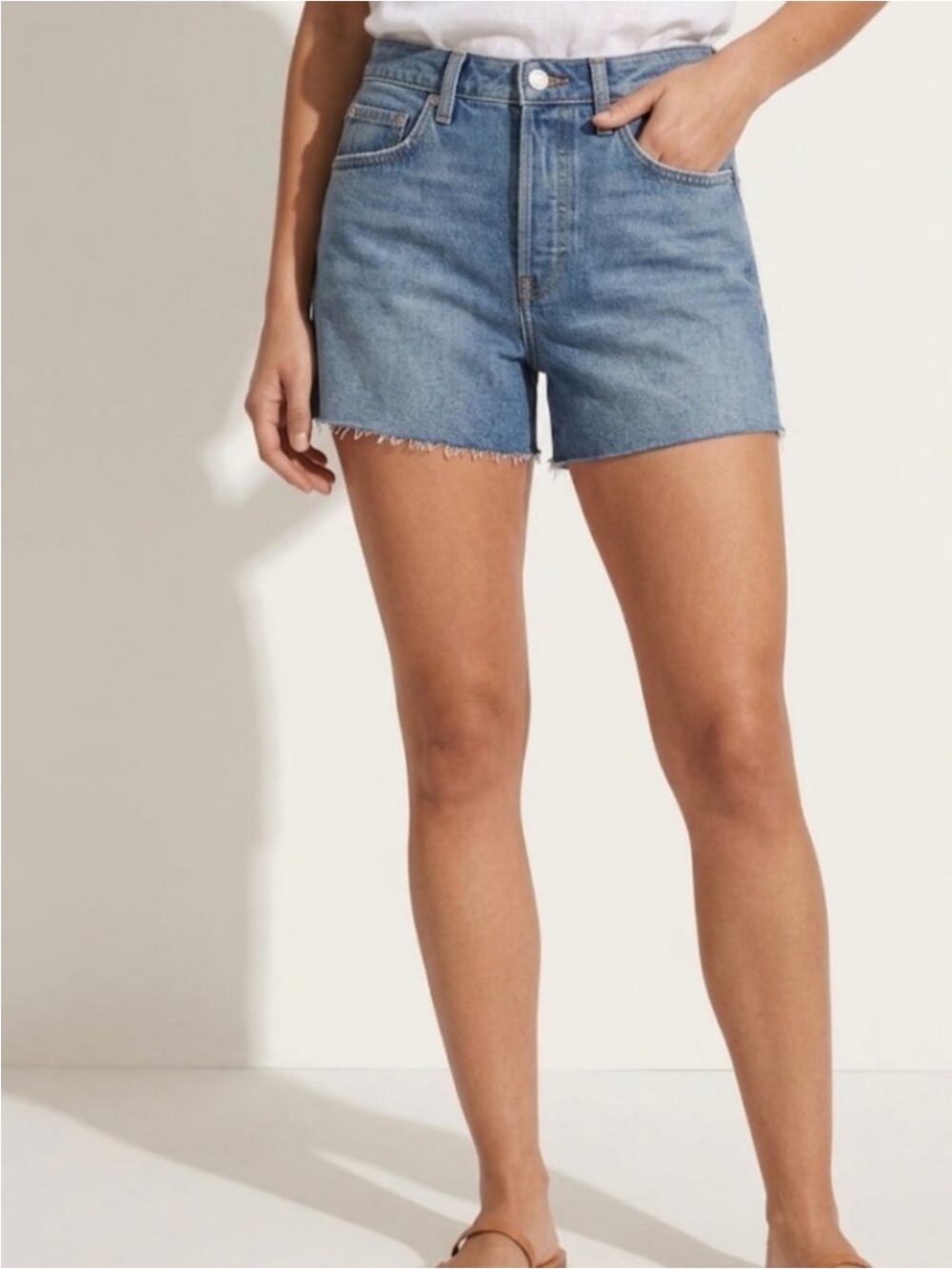 NWT Antonio Melani Bayleigh Light Wash Button Fly Cut Off Jean Shorts Size 14